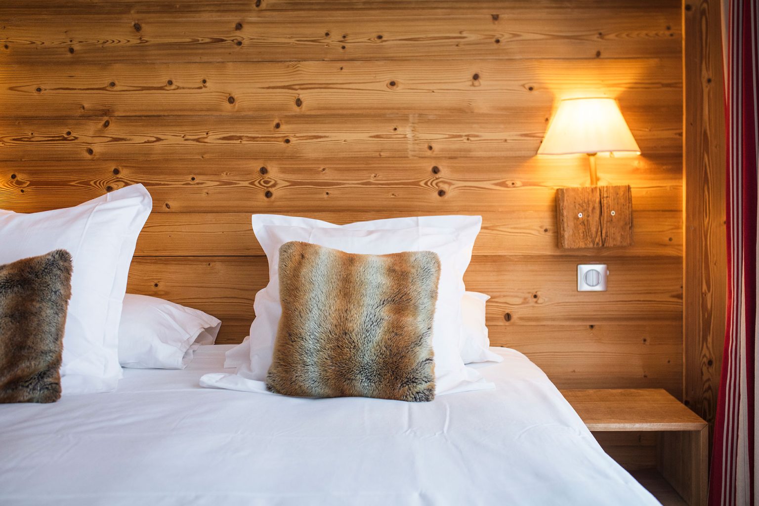 Tête de lit chambre Alpen Roc La Clusaz